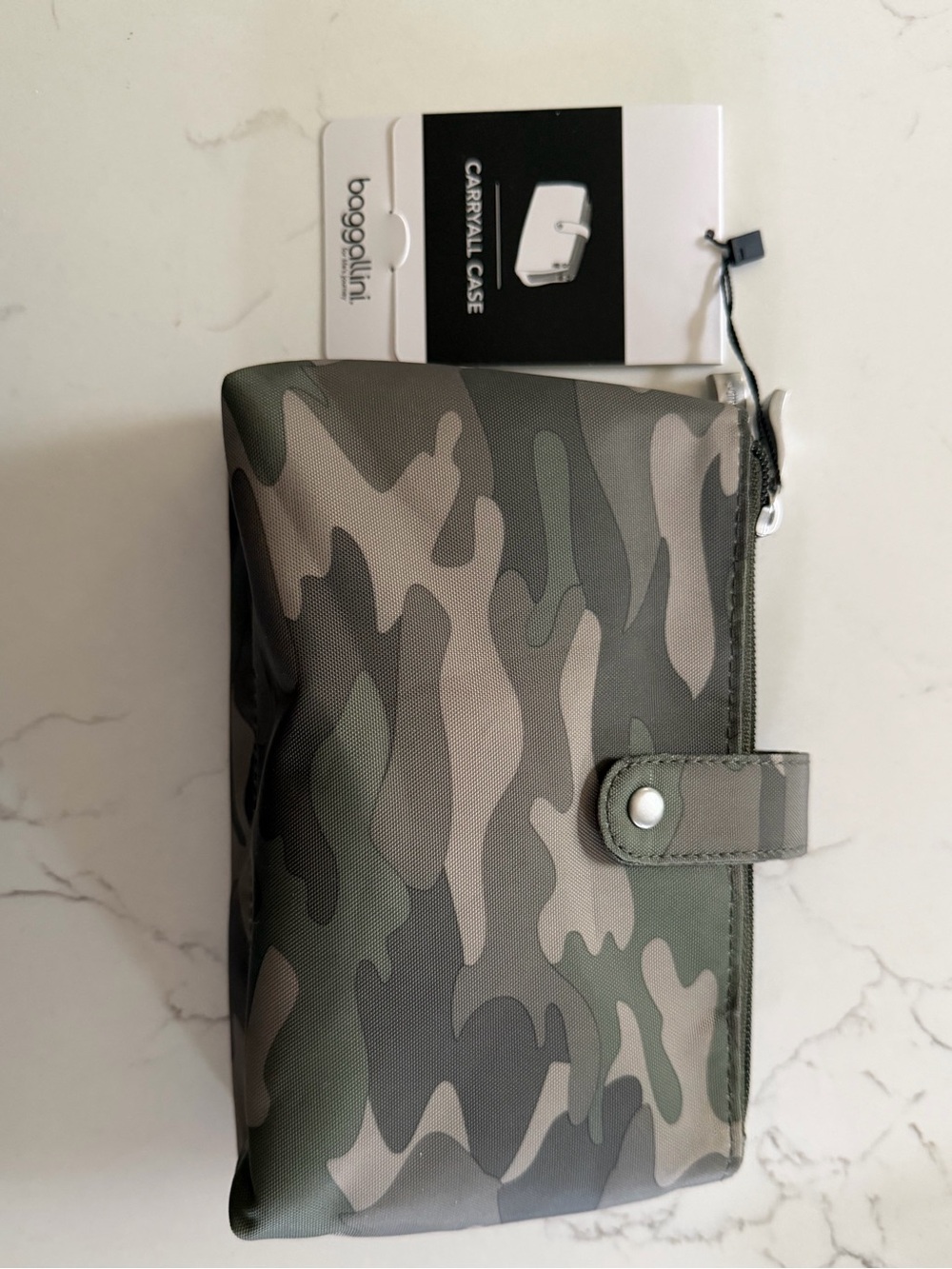 NWT Baggallini Green Camo Carryall Case